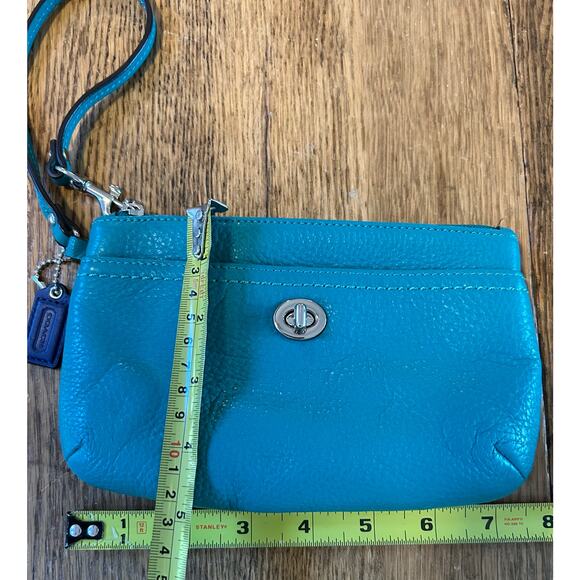 Coach Teal Green Pebbled Leather Park Wristlet Turnlock Hang Tag #F49472 - Picture 2 of 6